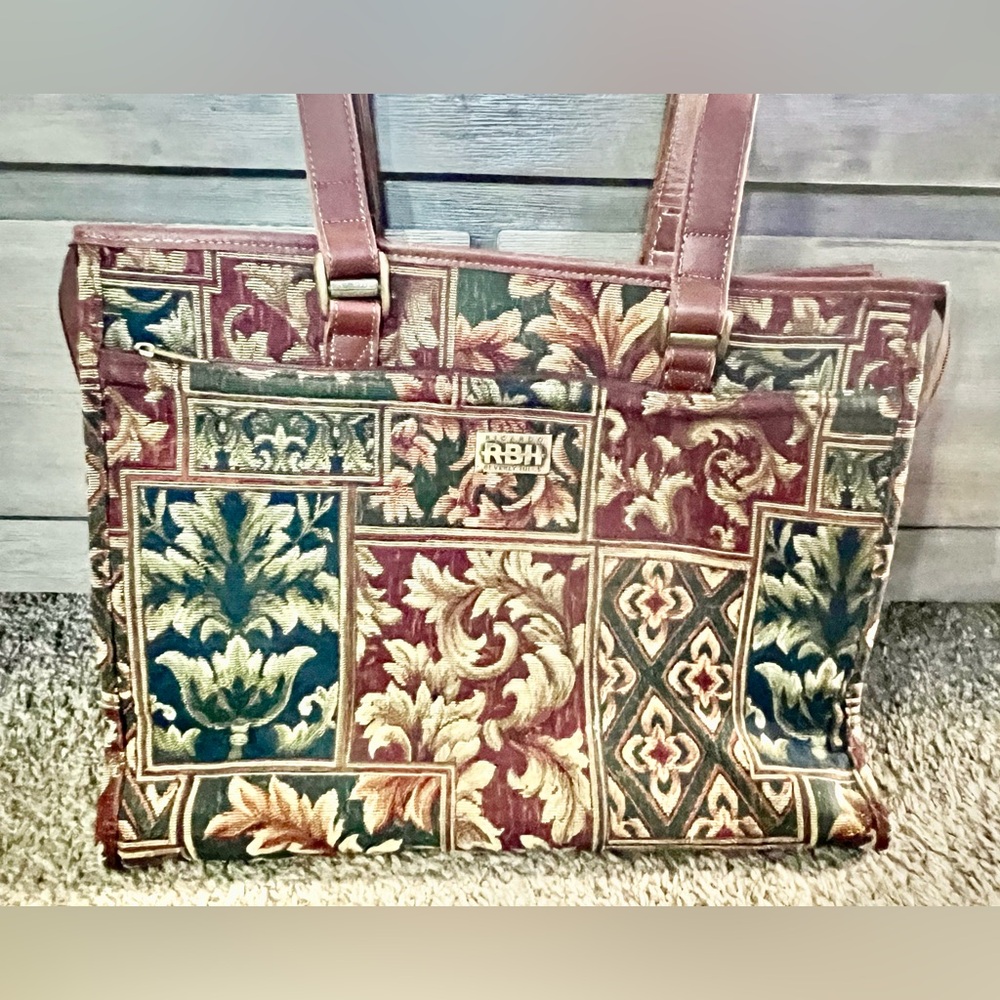 Ricardo Beverly Hills Santa Cruz Drop Bottom Footed Bag - IMMACULATE CONDITION